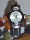 Reloj Señora Forma Circular Fondo Blanco o Negro con Onix y Circonitas